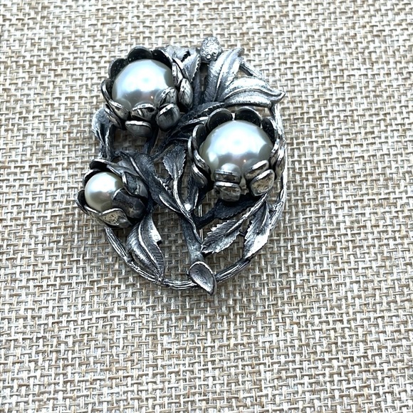 Vintage Silver Faux Pearl Brooch with Art Nouveau Design Floral Large Ornate Pin - Picture 1 of 12